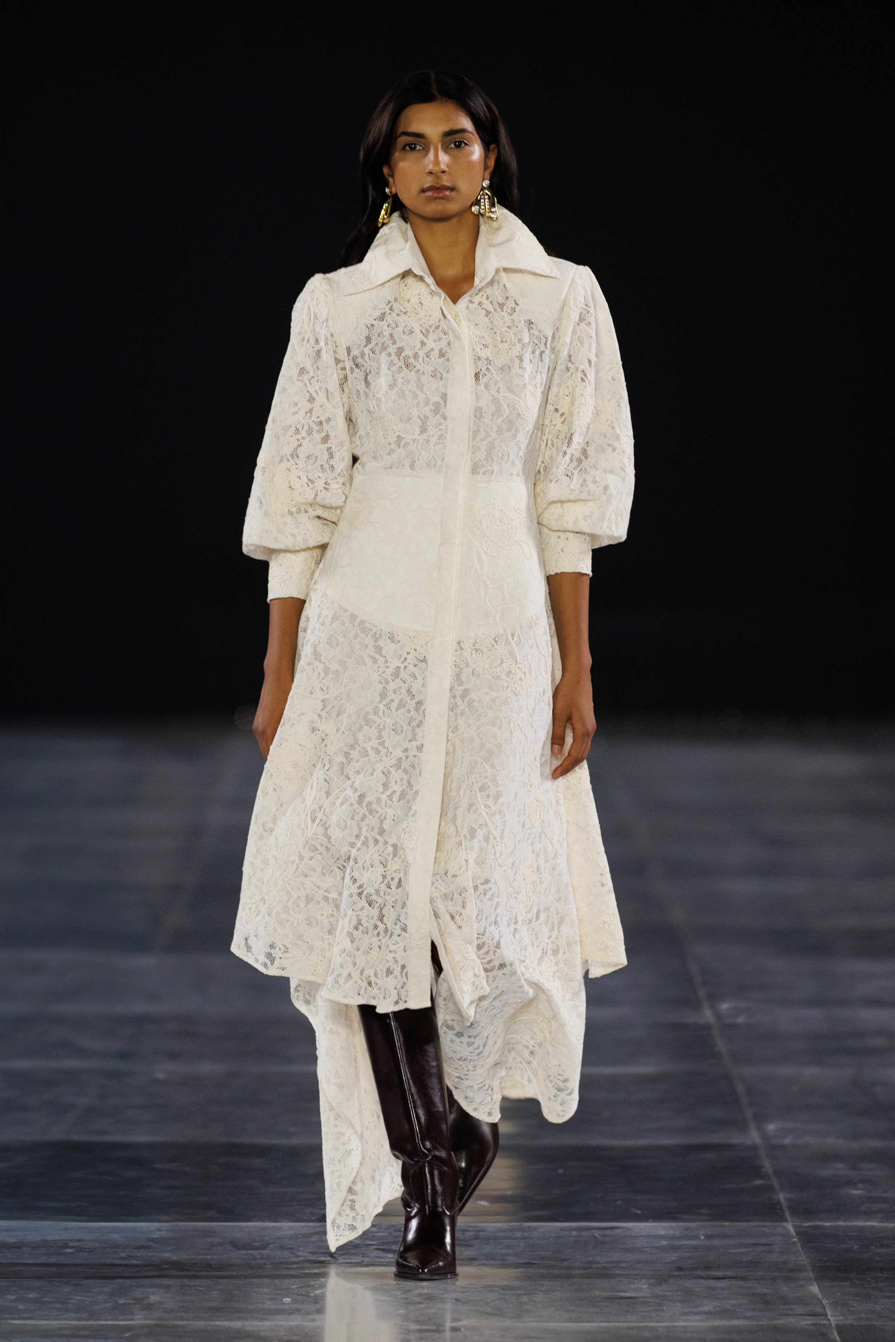 LACE & EMBROIDERY ASSYMETRICAL DRESS – Monaalshebil
