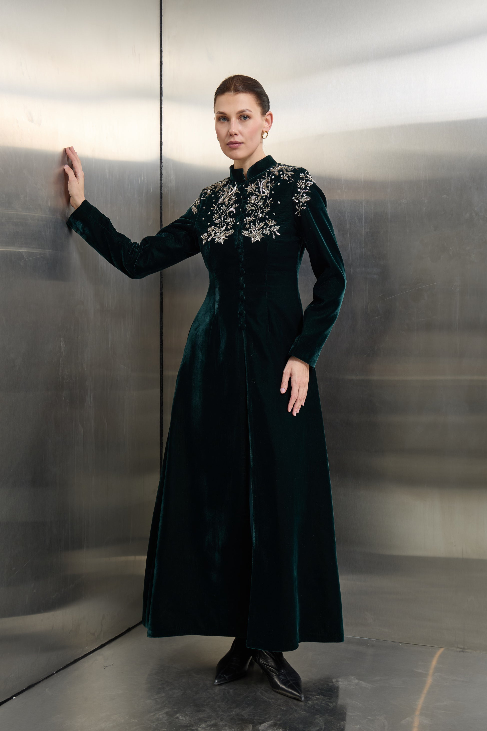 Mona Al Shebil Emerald Green velvet structured jacket set with silver-tone neck embellishments, a high-end Saudi designer ready-to-wear piece for formal occasions.