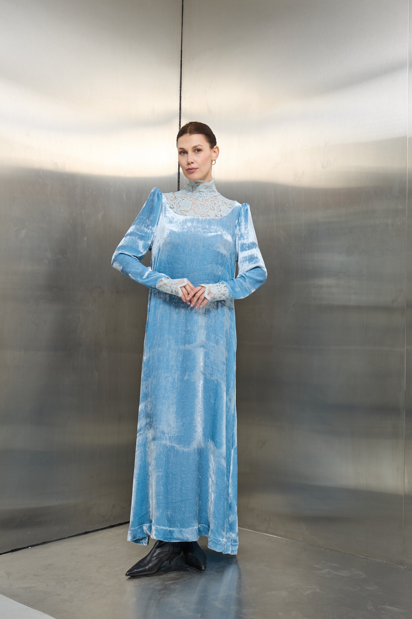 "Mona Al Shebil Light Blue velvet kaftan with ethereal lace neck and cuffs, a soft yet powerful statement piece for Saudi luxury daytime or evening wear."