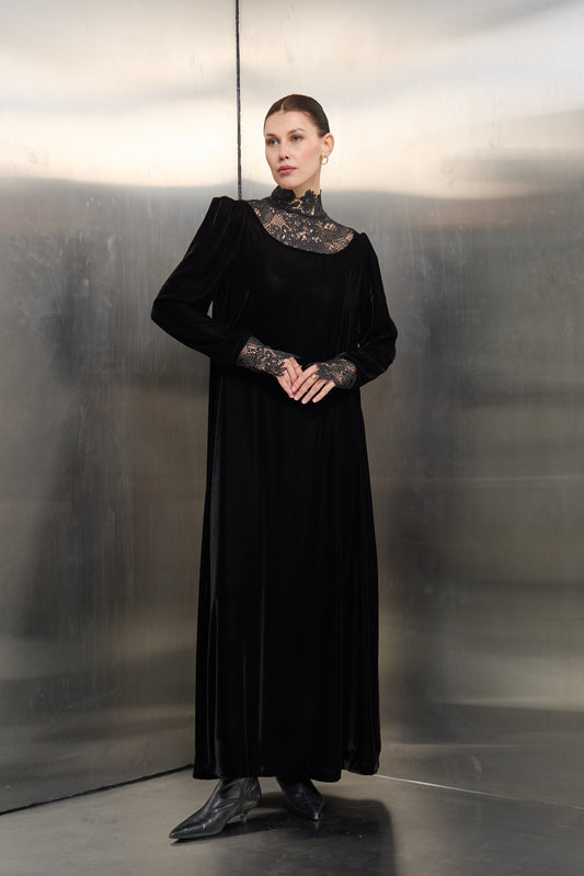 Mona Al Shebil Black velvet kaftan featuring a high-neck white lace collar and matching lace cuffs, offering a timeless luxury silhouette for formal modest occasions.